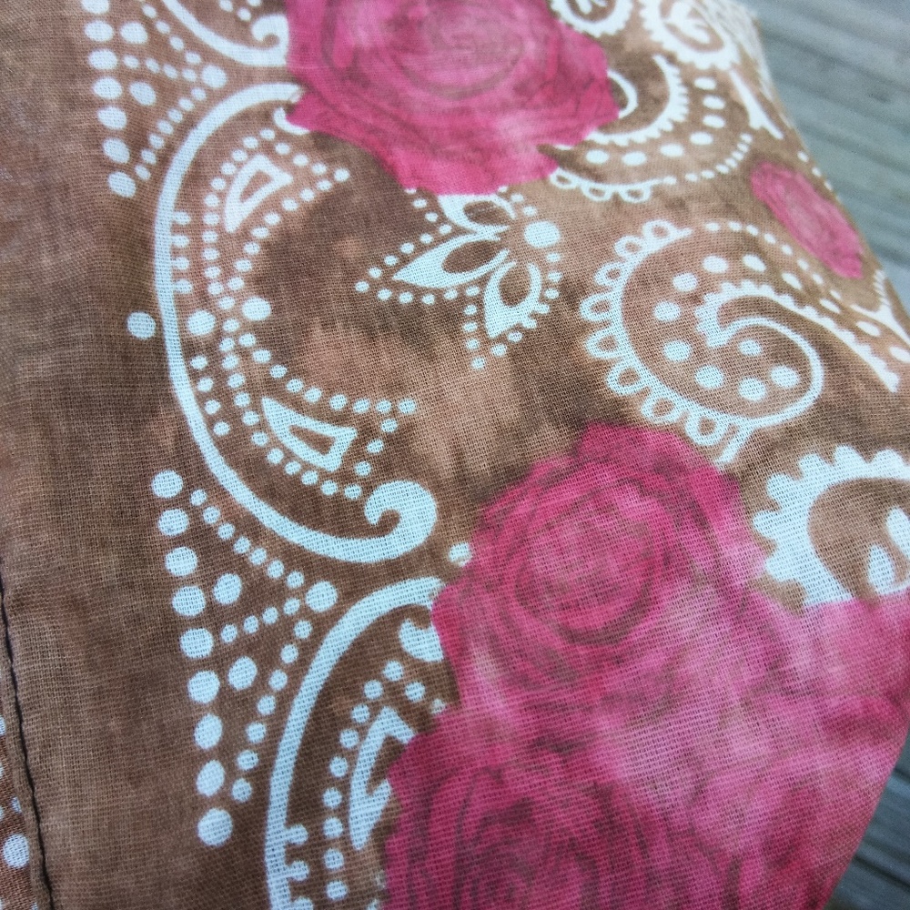 CLOSEOUT SALE! Distressed Rusted Roses Bandana - Picture 7 of 8